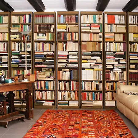 Casa Dell\u2019editore \u2013 Books & Breakfast