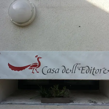Casa Dell\u2019editore \u2013 Books & Breakfast